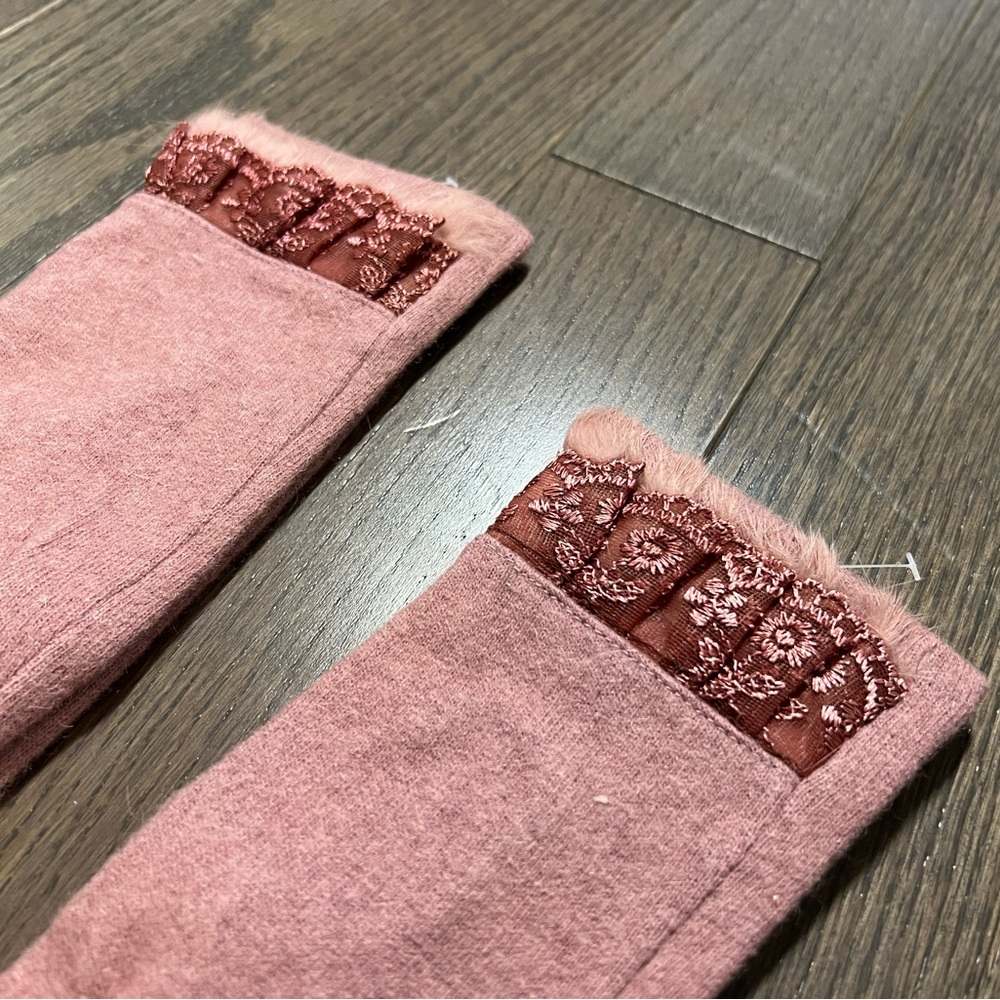 Gloves - Picture 3 of 5